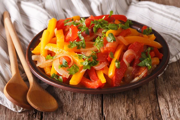 Paprika-Salat mit Tomaten und Zwiebeln in Nahaufnahme. horizontal — Stockfoto