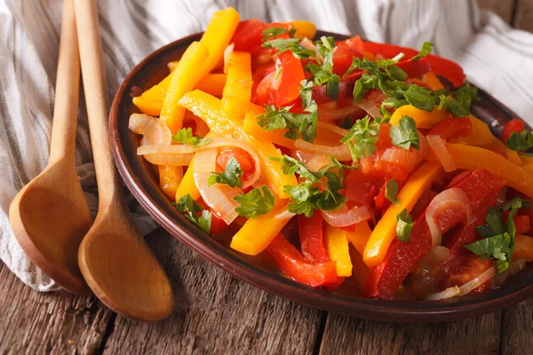 Salatpiperade aus Paprika mit Tomaten und Zwiebeln aus nächster Nähe. hori — Stockfoto