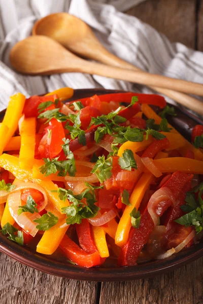 Poivrons cuits avec des tomates et des oignons se referment sur une assiette. e s — Photo