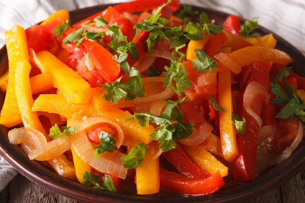 Närbild av stuvad paprika med tomater och lök. horisontell — Stockfoto