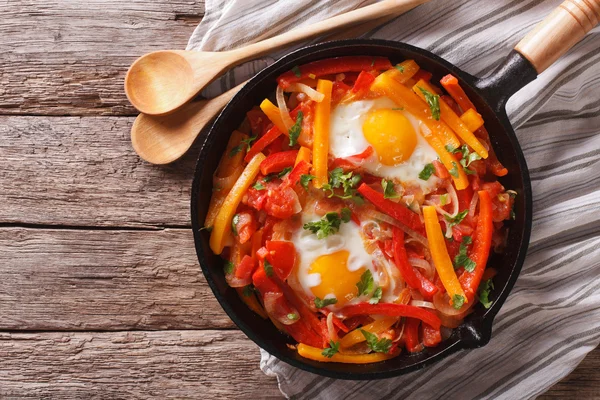 Traditional Basque piperade with eggs close-up. horizontal top v — Stock Photo, Image