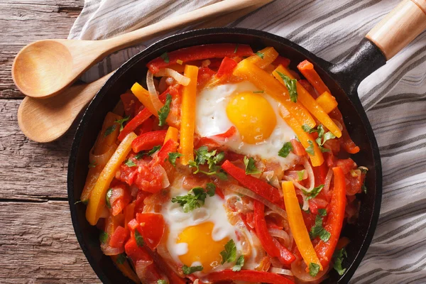 Basque breakfast: fried eggs with peppers close-up. horizontal t — Stock Photo, Image