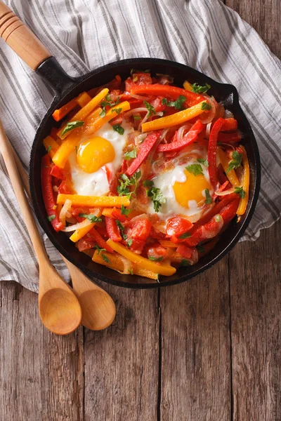 Traditional Basque piperade with eggs close-up. vertical top vie — Stock Photo, Image