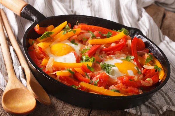 Spanish Food: перец с яичницей на сковороде — стоковое фото