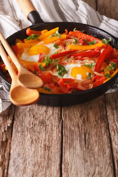 Typical Basque piperada with eggs in a frying pan. vertical — Stock Photo, Image
