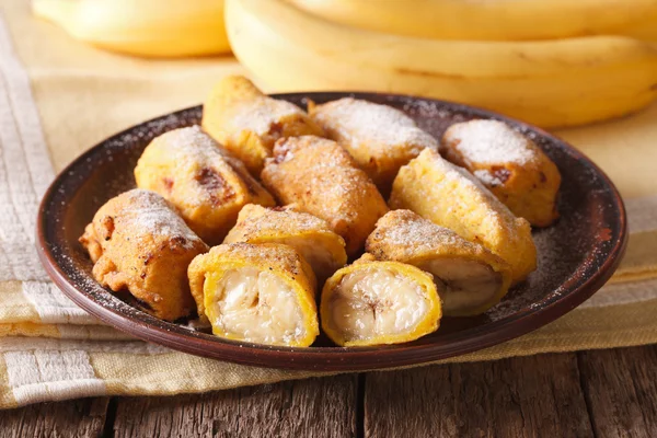 Tradycyjne smażone banany, posypane cukrem pudrem z bliska — Zdjęcie stockowe
