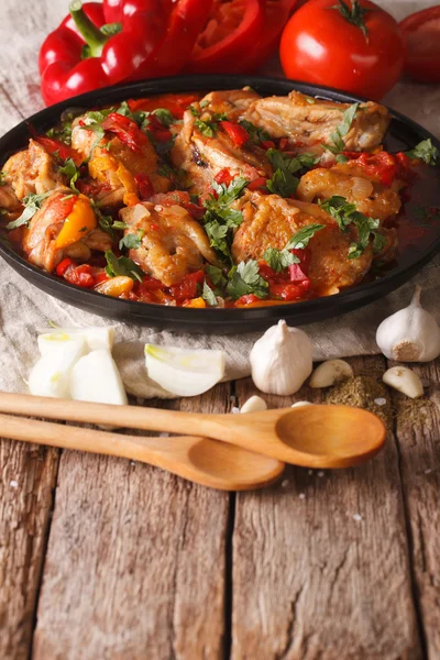 Cocina georgiana: Guiso de pollo Chakhokhbili con verduras. ver — Foto de Stock