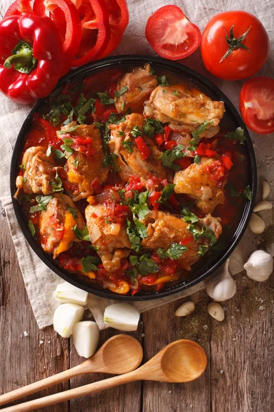 Chicken stew with vegetables on a table close-up. vertical top v — Stock Photo, Image