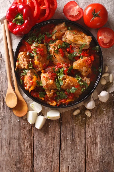 Guiso de pollo Chakhokhbili con verduras en la mesa. vertical — Foto de Stock