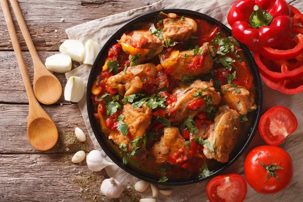 Chicken stew with vegetables on a table close-up. horizontal top — Stock Photo, Image