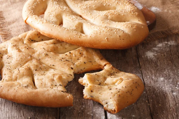 Fouggebäck mit Sesam und Kräutern in Nahaufnahme. horizontal — Stockfoto