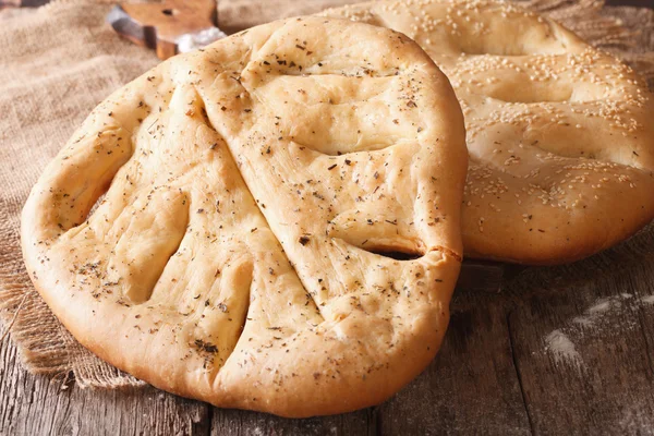 Hausgemachtes Fugasse Französisches Brot mit Sesam und Kräutern closeu — Stockfoto