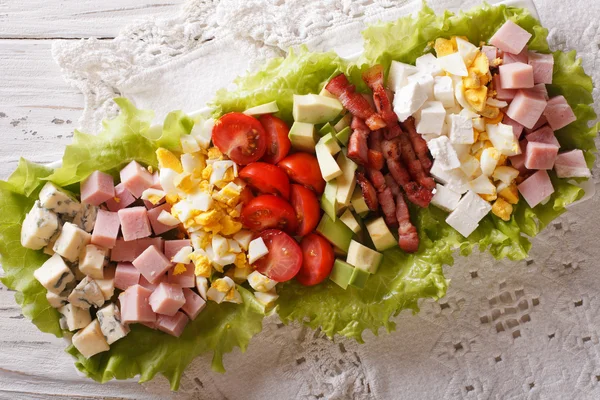 Leckerer amerikanischer Cobb Salat in Großaufnahme auf einem Teller auf dem Tisch. hori — Stockfoto