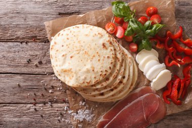 İtalyan piadina gözleme, jambon, peynir ve sebze yakın çekim. 