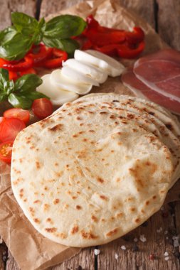 İtalyan piadina gözleme, jambon, peynir ve sebze yakın çekim. 