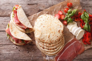 Jambon, peynir ve sebze closeup ile İtalyan piadina. ufuk