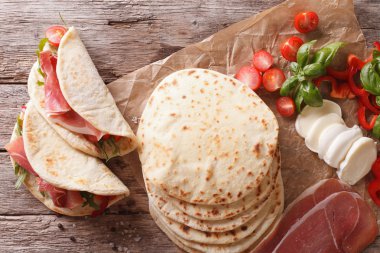 İtalyanca sokak gıda: jambon, peynir ve sebze clo ile piadina