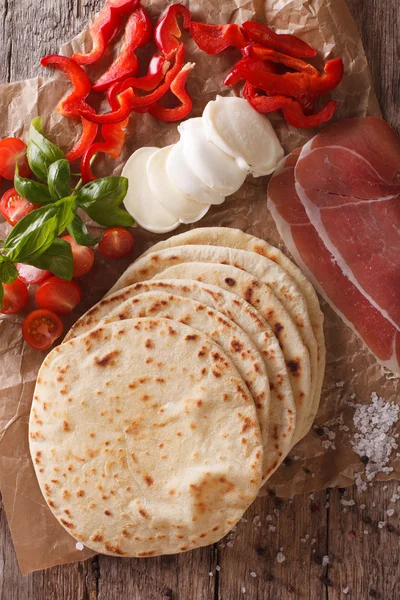 Piadina italiana recién horneada con ingredientes de cerca. vertica — Foto de Stock