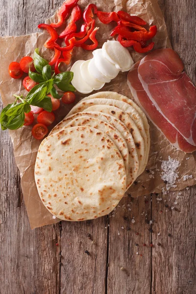 イタリアン ピアディーナ フラットブレッド、ハム、チーズ、野菜のクローズ アップ. — ストック写真