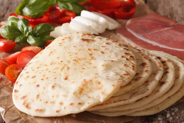 Ιταλική piadina επίπεδη ψωμί, ζαμπόν, τυρί και λαχανικά μακροεντολή. Χο — Φωτογραφία Αρχείου
