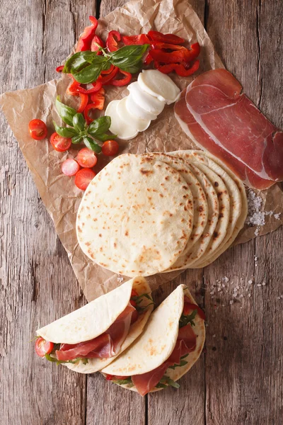 Olasz piadina sonkából, sajtból és zöldségek closeup. vertica — Stock Fotó