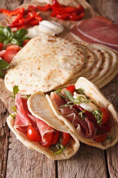 Νόστιμο ιταλικό piadina γεμιστό με ζαμπόν, τυρί και λαχανικά cl — Φωτογραφία Αρχείου