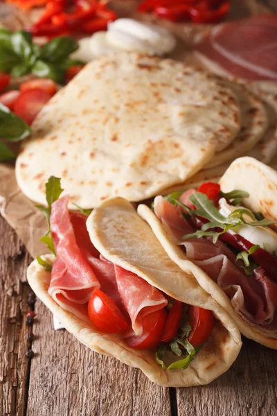 Pain plat italien piadina farci au jambon et légumes fermer - — Photo