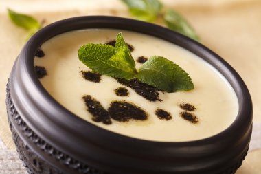 Nane ve yoğurt ile geleneksel Türk Yayla Çorbası yakın çekim 