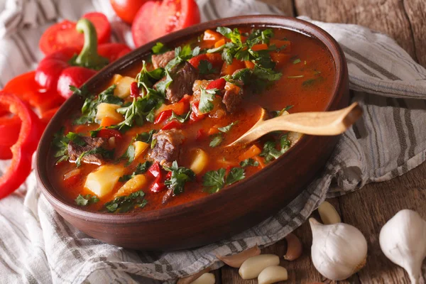 Tradiční maďarská gulášová polévka bogracs detail v misce. h — Stock fotografie