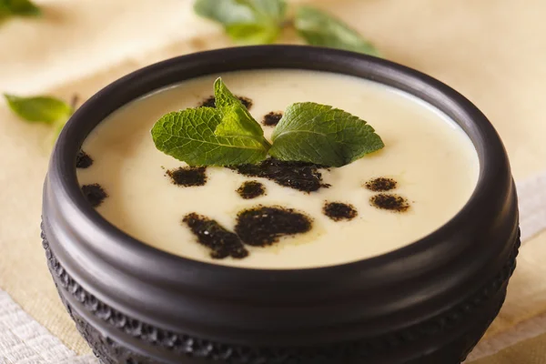 Turkse Bayar soep met rijst, munt en yoghurt in een kom sluiten-u — Stockfoto