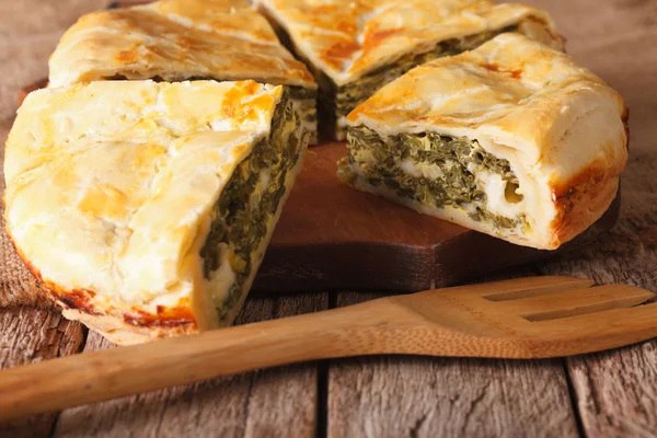 Sabroso pastel griego en rodajas con espinacas y queso de cerca. horizonte —  Fotos de Stock