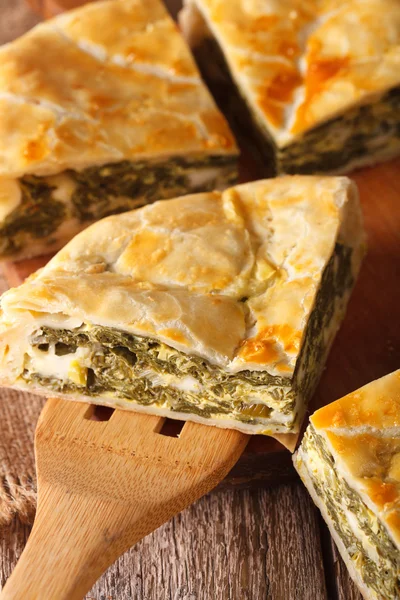 Græsk tærte med spinat og ost spanakopita nærbillede. Lodret - Stock-foto