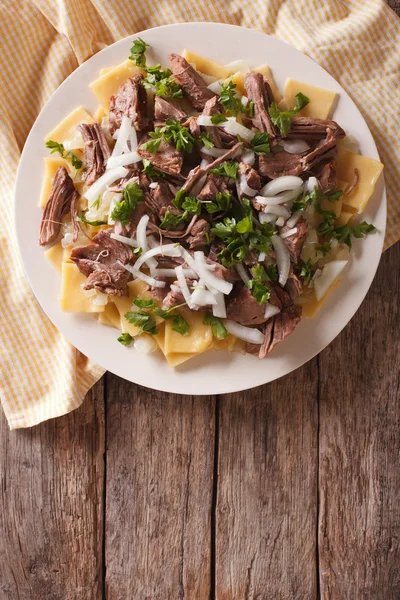 Beshbarmak dish: noodles with lamb and onion. Vertical top view — Stock Photo, Image
