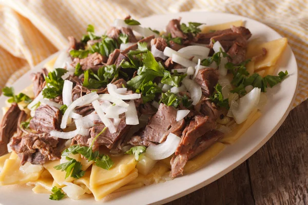 Homemade noodles with lamb and onion close-up on a plate. horizo — Stock Photo, Image