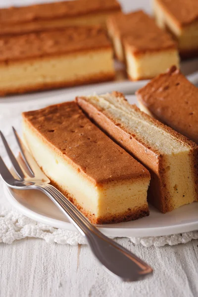 Castella gâteau japonais sur une plaque de gros plan. Vertical — Photo