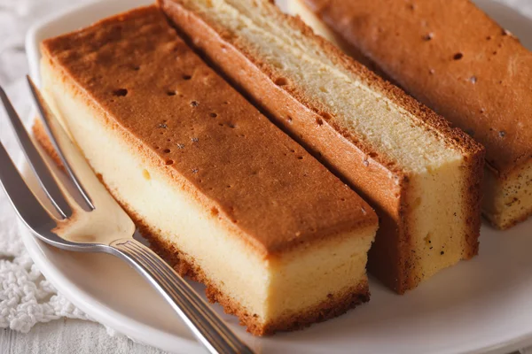 Gâteau japonais Castella gros plan sur une assiette. horizontal — Photo