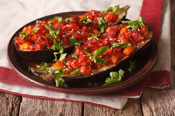 Mitades turcas de berenjena al horno rellenas de verduras close-u —  Fotos de Stock