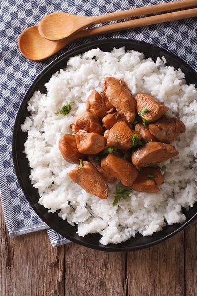 Cozinha filipina: Adobo com close-up de arroz. Vista vertical superior — Fotografia de Stock