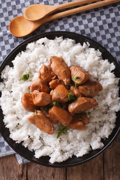 Adobo Frango com um prato de arroz close-up. Topo vertical vi — Fotografia de Stock