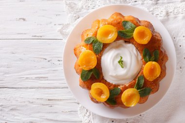 Savarin Fransız tatlı kayısı ve krem şanti ile. Horizont
