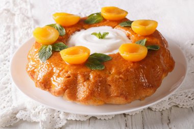 Lezzetli kek Savarin kayısı ve nane yakın çekim. Yatay