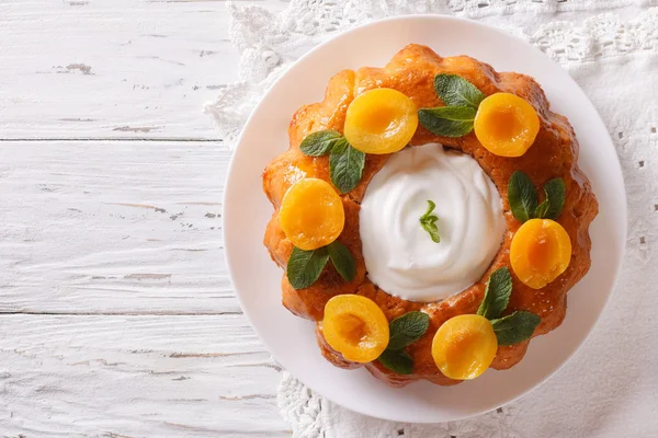 Dessert français savarin aux abricots et crème fouettée. horizont — Photo