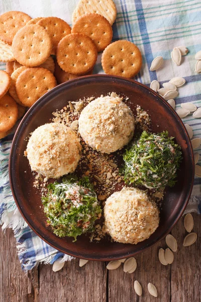 Bolas de queijo cottage com biscoitos, ervas e sementes de abóbora clos — Fotografia de Stock