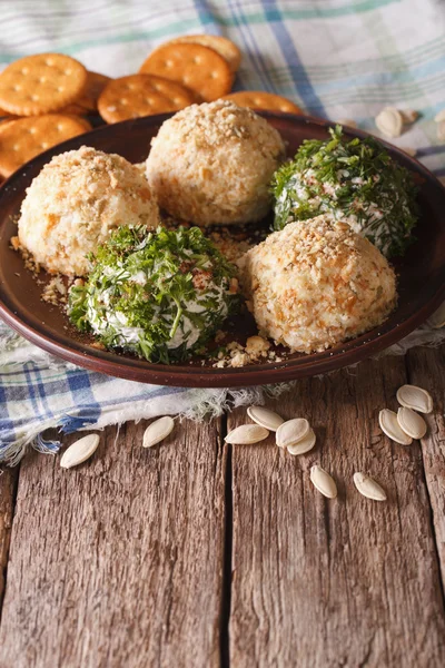 Goat Cheese balls with crackers, herbs and pumpkin seeds close-u — Stock Photo, Image