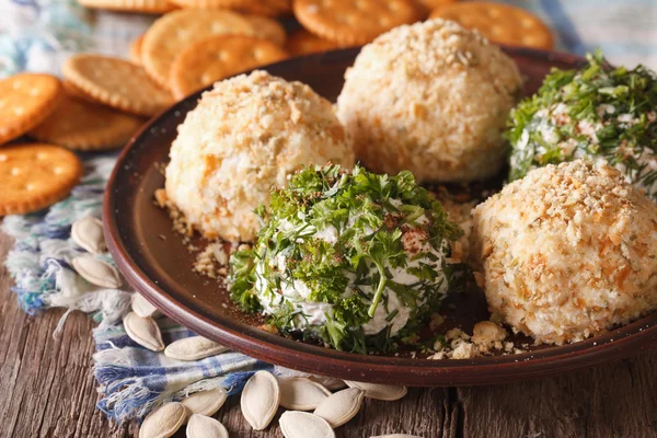 Petiscos saudáveis: bolas de queijo com bolachas, ervas e clos de sementes — Fotografia de Stock