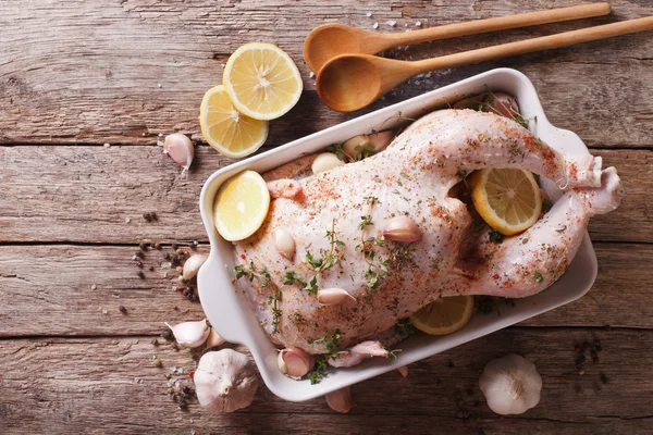 Frango cru marinado com alho, ervas, especiarias e limão. Hori... — Fotografia de Stock