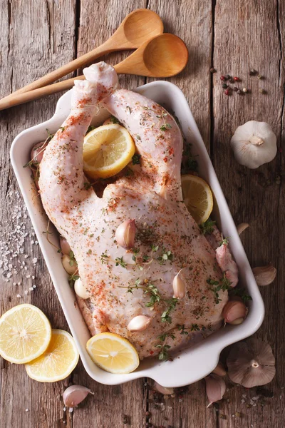 Ayam mentah direndam dengan bawang putih, thyme, rempah-rempah dan lemon dekat — Stok Foto