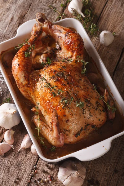 Ayam dengan empat puluh cengkeh bawang putih dalam hidangan untuk dipanggang dekat — Stok Foto