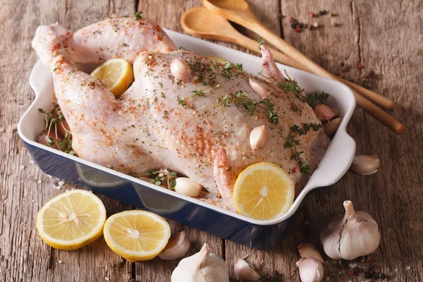 Raw whole chicken marinated with garlic, thyme and lemon close-u — Stock Photo, Image