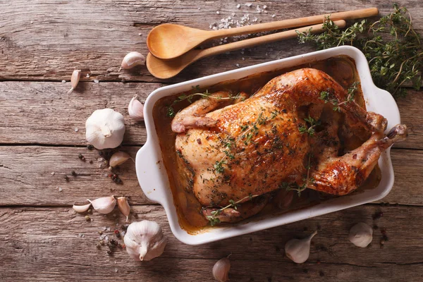 Frans eten: Kip met 40 teentjes knoflook in de schotel voor ba — Stockfoto